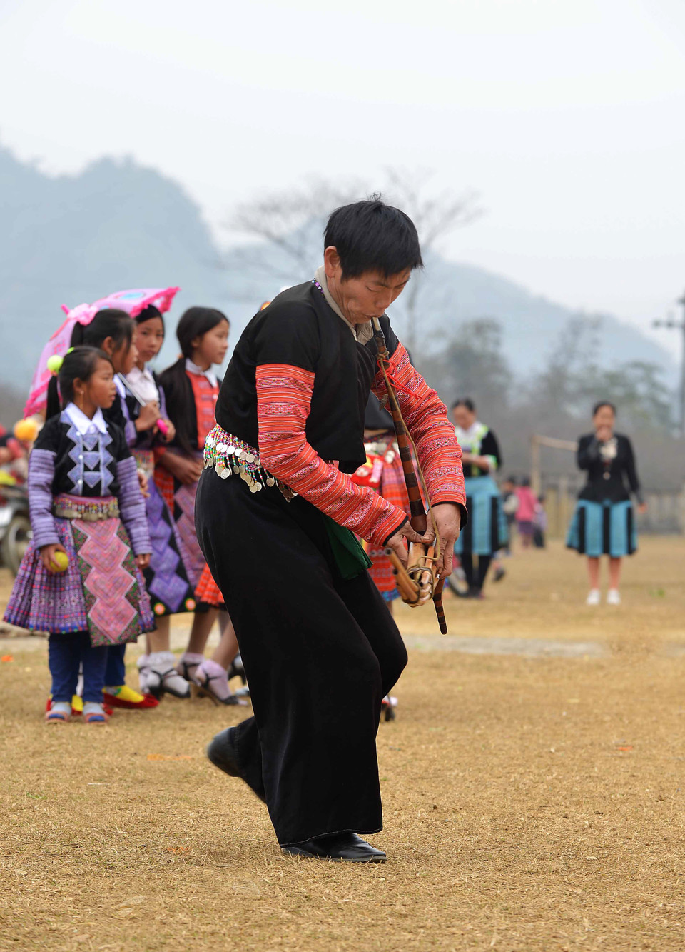 Các hoạt động vui xuân như ném pao, đánh cù, biểu diễn khèn Mông... kéo dài cả tháng. (Ảnh: Thanh Hà/TTXVN) 