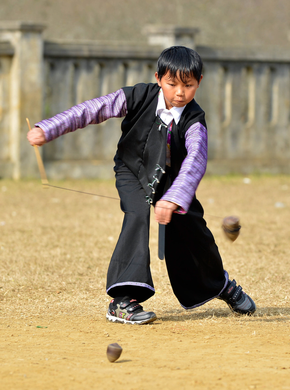 Các hoạt động vui xuân như ném pao, đánh cù, biểu diễn khèn Mông... kéo dài cả tháng. (Ảnh: Thanh Hà/TTXVN)