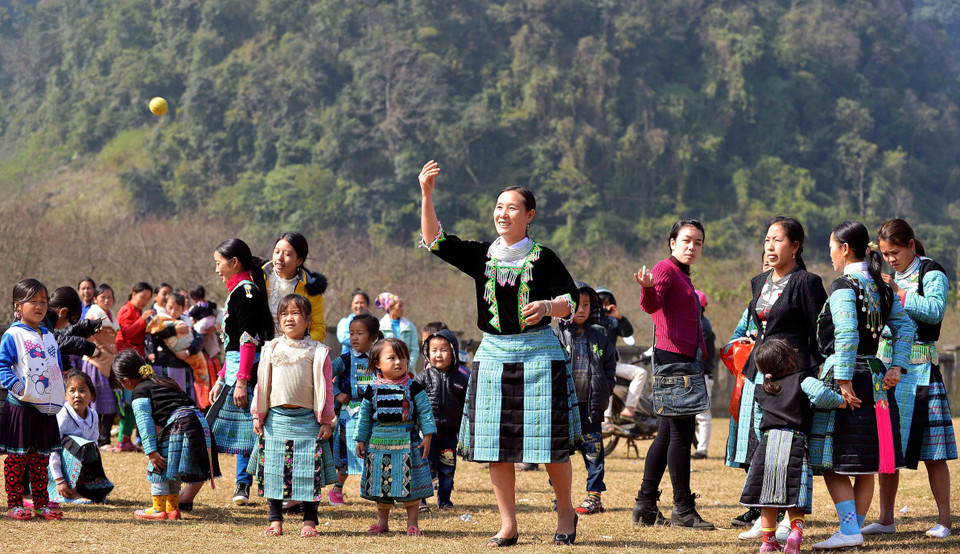 Các hoạt động vui xuân: ném pao, đánh cù, biểu diễn khèn Mông... kéo dài cả tháng. (Ảnh: Thanh Hà/TTXVN) 
