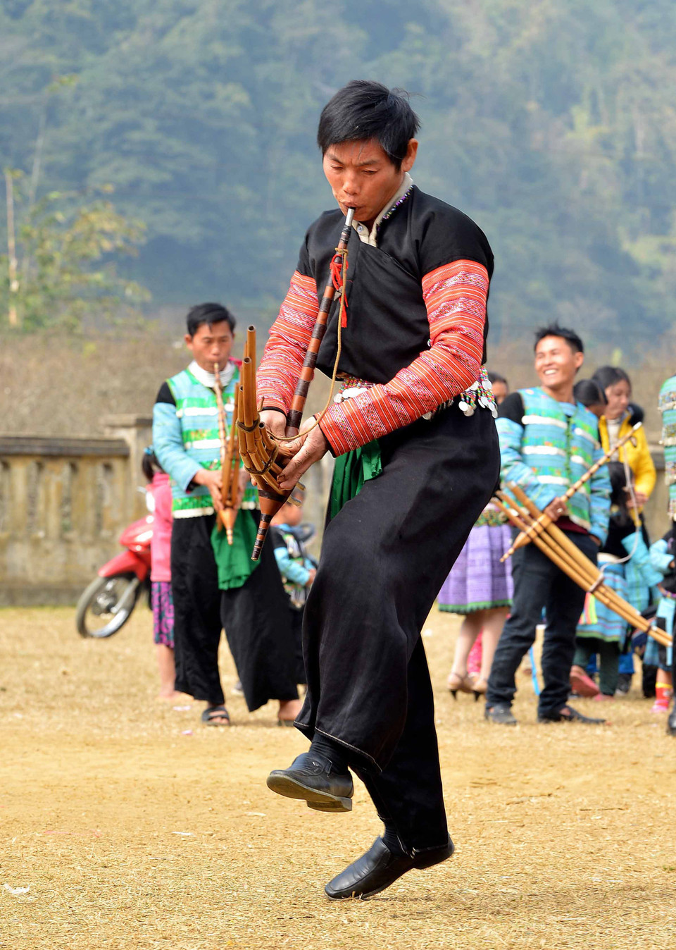 Các hoạt động vui xuân như ném pao, đánh cù, biểu diễn khèn Mông... kéo dài cả tháng. (Ảnh: Thanh Hà/TTXVN) 