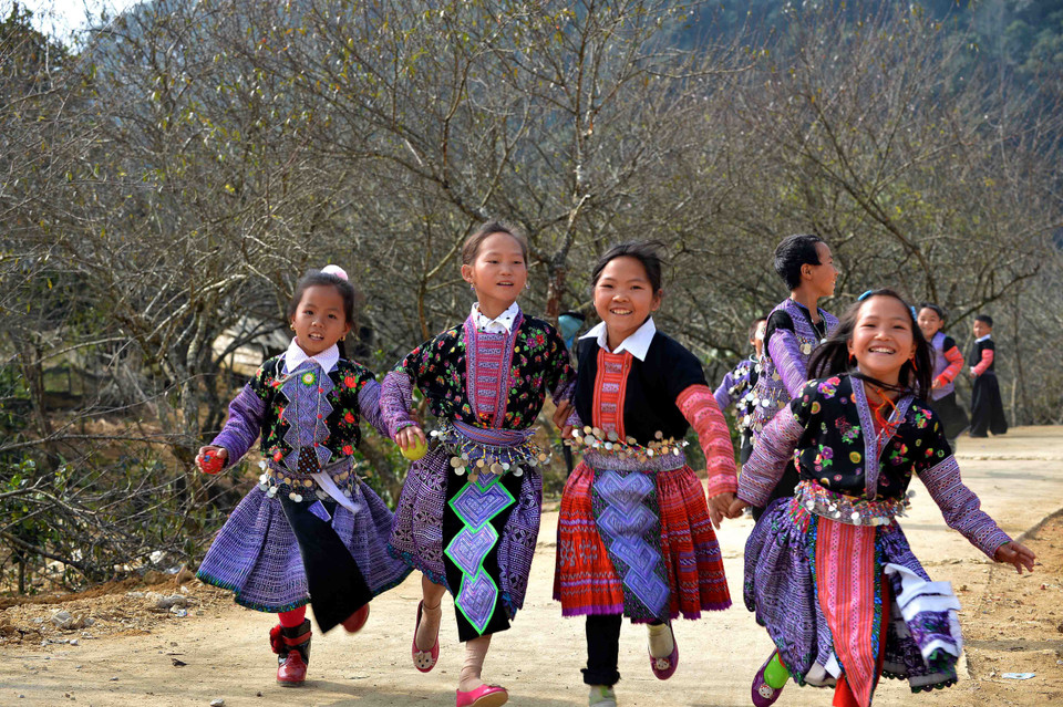 Bước sang ngày mùng hai, trẻ em các thôn bản Hang Kia, Pà Cò tung tăng đi chơi trong trang phục truyền thống sặc sỡ. (Ảnh: Thanh Hà/TTXVN) 