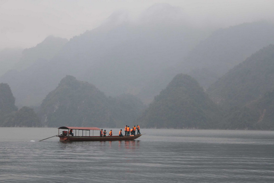  Tìm kiếm các nạn nhân ngày 21/1. (Ảnh: Hữu Quyết-Công Luật/TTXVN) 