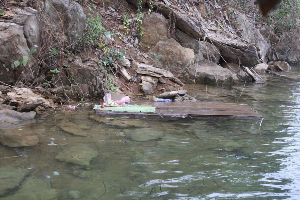 Một tấm ván được xác định là từ chiếc thuyền bị lật nổi lên trên mặt nước. (Ảnh: Hữu Quyết-Công Luật/TTXVN) 