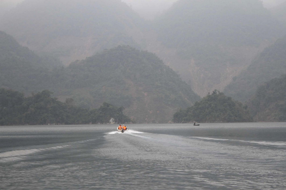 Thuyền máy và canô của lực lượng cứu hộ tìm kiếm các nạn nhân. (Ảnh: Hữu Quyết-Công Luật/TTXVN)