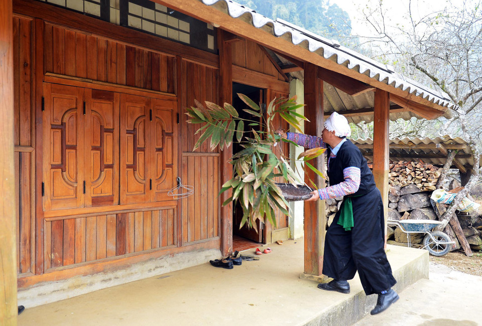 Ngày 30, người chủ trong gia đình làm nghi lễ xua đuổi tà ma và những điều không tốt của năm cũ để chuẩn bị đón một năm mới tốt lành. (Ảnh: Thanh Hà/TTXVN) 