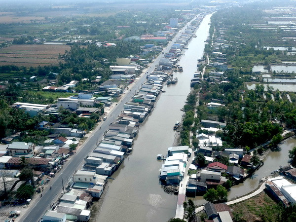 Quốc lộ 1A đi từ thành phố Cà Mau đến huyện Năm Căn. (Ảnh: Duy Khương/TTXVN)