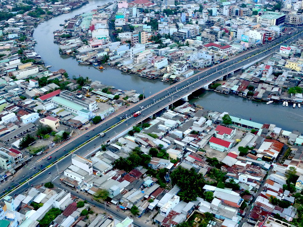 Cầu Gành Hào nối trung tâm tỉnh lỵ Cà Mau với các địa phương ở mũi Cà Mau. (Ảnh: Duy Khương/TTXVN)