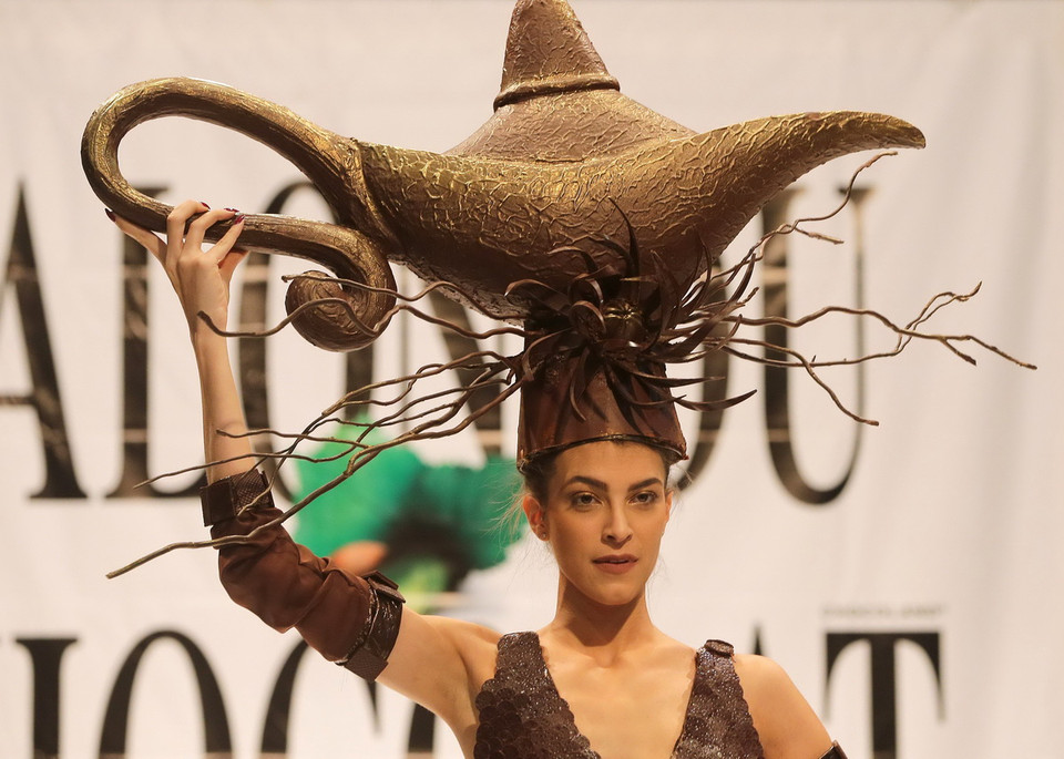 Một mẫu trang phục chocolate được giới thiệu tại buổi trình diễn. (Nguồn: AFP/TTXVN) 