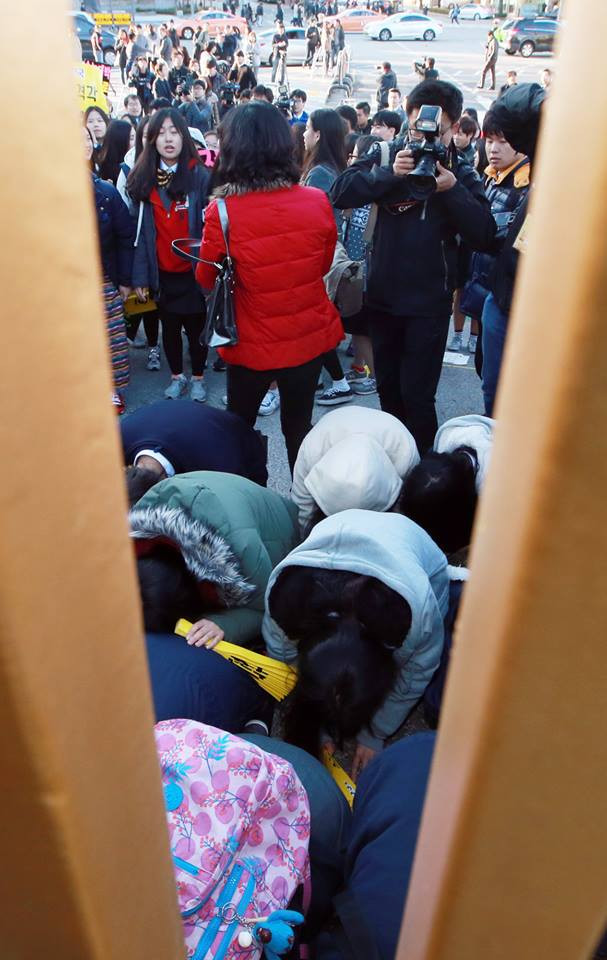 Trước những cảnh tượng lạ lùng đó, nhiều người dân Trung Quốc cho biết: 'Quỳ gối chỉ là một nghi thức. Người Hàn Quốc quen với việc quỳ gối trước người lớn tuổi.' Cũng có quan điểm cho rằng 'đừng đánh giá dân tộc khác bằng con mắt truyền thống của người Trung Quốc.' (Nguồn: CCTVNews)