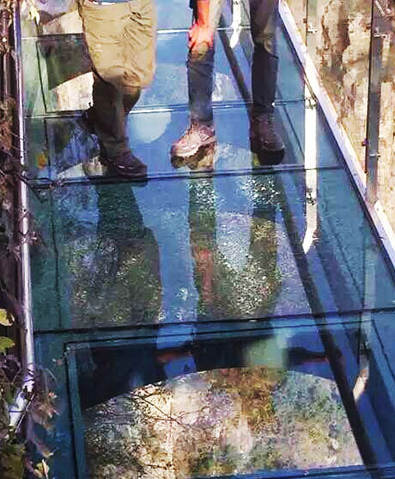 Tài khoản @lidonghaishuohezainihaowodeai chia sẻ trên tài khoản Sina Weibo rằng khi anh đang đứng trên cầu thì đột nhiên động lớn và thấy có rung chuyển dưới chân, sau đó là vết nức trên nền cầu thủy tinh. Du khách xung quanh đó đã rất hoảng sợ và ngay lập tức rời khỏi cầu. Ban quản lý của cầu thủy tinh xác nhận có 1 vài vết nứt ở lối vào cầu nhưng nó hoàn toàn không đe dọa tới sự an toàn của du khách. (Nguồn: CCTVNews)