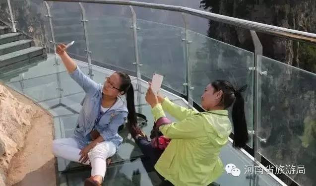 Theo tài khoản chính thức của địa điểm tham quan trên Sina Weibo cầu đã phải đóng cửa vào ngày thứ 2 (5/10) nhưng sẽ sớm mở cửa lại ngay khi sửa chữa xong. Ngay lập tức nhiều người đã đặt câu hỏi về độ an toàn của cây cầu thủy tinh, tuy nhiên, cũng có người cho rằng không cần phản ứng thái quá với sự việc này. (Nguồn: CCTVNews)