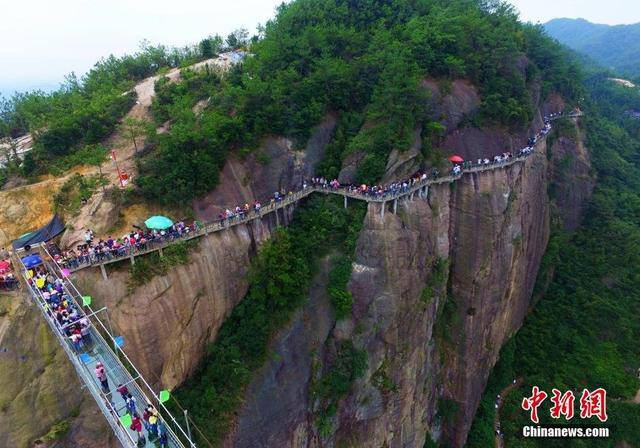 Trong suốt những ngày nghỉ Quốc khánh vừa qua ở Trung Quốc, cây cầu thủy tinh dài nhất quốc gia này thuộc tỉnh Hồ Nam đã phải giới hạn lượng du khách tham qua do mỗi ngày có 20.000 người tới đây, trong khi sức chứa của cầu chỉ là 10.000 người. (Nguồn: CCTVNews)