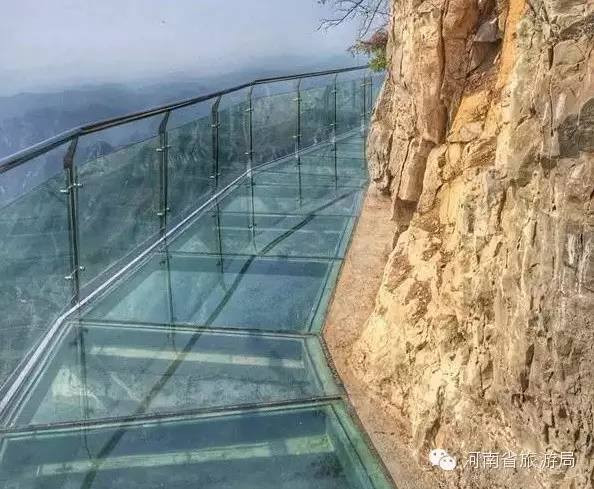@Fightniu cho biết: 'Chúng ta nên tránh xa cây cầu thủy tinh này bởi bên dưới là vực thẳm không đáy.' Trong khi đó, Guxianyan lại cho rằng: 'Cây cầu có 3 lớp kính an toàn, vì vậy sẽ không nguy hiểm gì nếu 1 lớp bị vỡ.' Vừa khai trương vào tháng trước, cây cầu này được ví như 'Sky Way' ở Grand Canyon (Mỹ). Đây cũng là một trong những cây cầu bằng kính được xây dựng ở Trung Quốc gần đây. (Nguồn: CCTVNews)