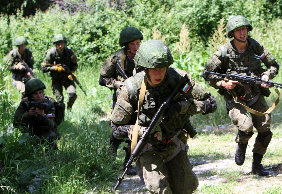 Lính nhảy dù Nga tham gia buổi huấn luyện ở khu vực quân sự Edelweiss. (Nguồn: Sputniknews)