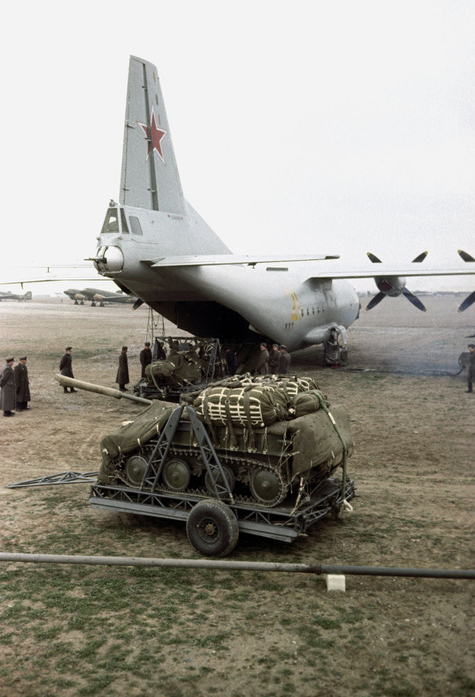 Một thiết bị quân sự đang được đưa lên máy bay vận chuyển của lực lượng nhảy dù Xôviết. (Nguồn: Sputniknews)