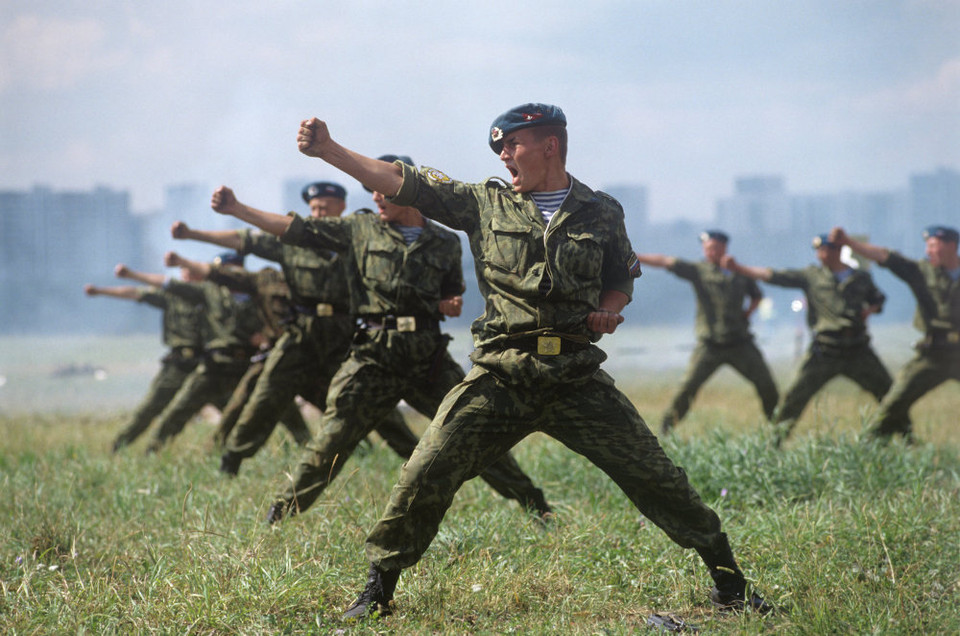 Lính nhảy dù trình diễn trong lễ kỷ niệm 65 năm ngày thành lập Lực lượng nhảy dù Nga ở căn cứ không quân Tushino, Moskva. (Nguồn: Sputniknews)