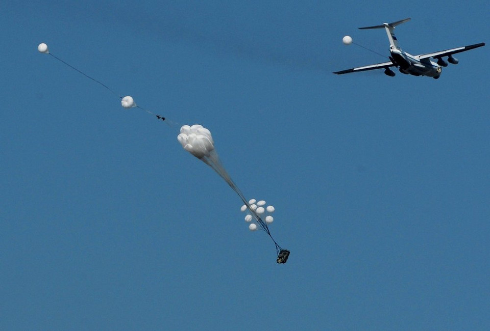 Các thiết bị quân sự được thả rơi từ trên không trong buổi trình diễn quân sự 2014 tổ chức gần thành phố Karaganda, Kazakhstan. (Nguồn: Sputniknews)