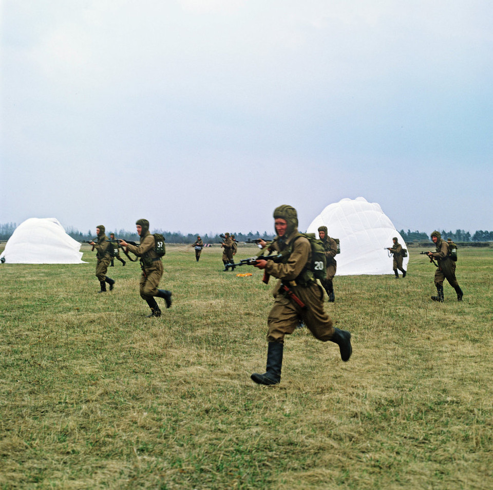 Tái hiện một cảnh lịch sử trong cuộc tấn công của lính nhảy dù Xôviết. (Nguồn: Sputniknews)