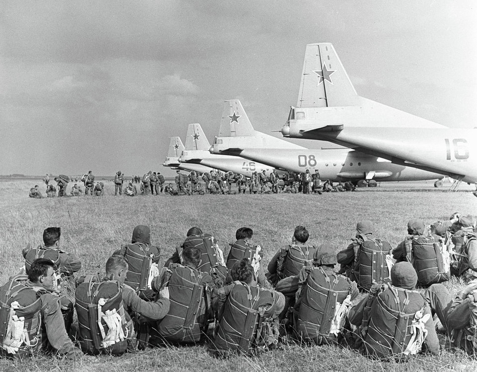 Lính nhảy dù Xôviết chờ đợi thực hiện nhiệm vụ. (Nguồn: Sputniknews)