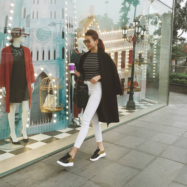 Siêu mẫu hàng đầu còn 'mix' linh hoạt đôi sneaker phối sắc đen và vàng ánh kim yêu thích cùng trang phục tối giản để nhấn nhá cá tính, thêm phần sành điệu.