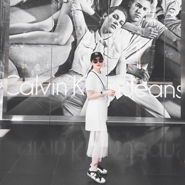 Diện cả 'cây' trắng nền nã, Yến Nhi chấm phá vẻ thời thượng bằng loạt phụ kiện bắt mắt là kính râm, mũ lưỡi trai và giày thể thao. 