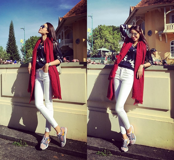 Trong ngày Đông ngập nắng, Hoa hậu Phạm Hương xuống phố cùng bộ cánh đời thường năng động. Người đẹp kết hợp quần jeans trắng cùng áo họa tiết, phối cùng khăn quàng cổ đỏ rực rỡ và giày thể thao khỏe khoắn.