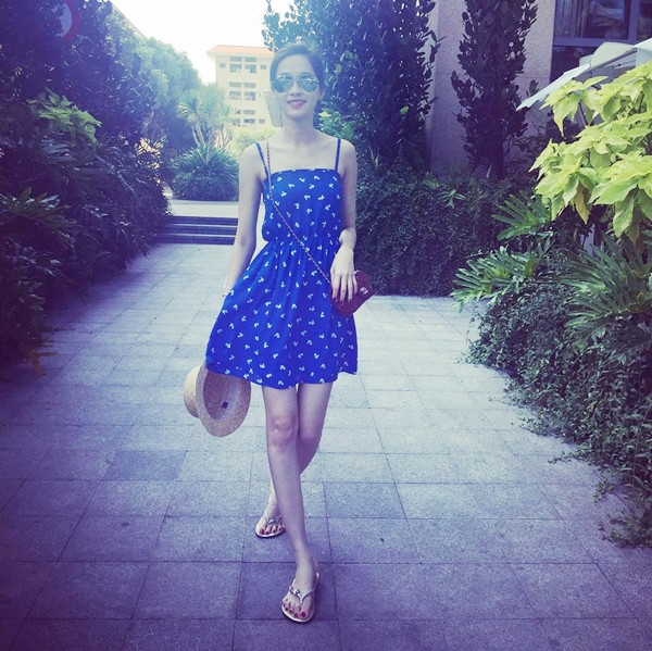 Tận hưởng kỳ nghỉ ngắn ngày, Hoa hậu Đặng Thu Thảo không quên chia sẻ hình ảnh mới lên trang cá nhân. Mỹ nhân sinh năm 1991 rạng rỡ trong mẫu đầm hai dây xanh hải quân, 'mix' cùng dép tông thoải mái, túi xách nhỏ xinh và mũ cói.