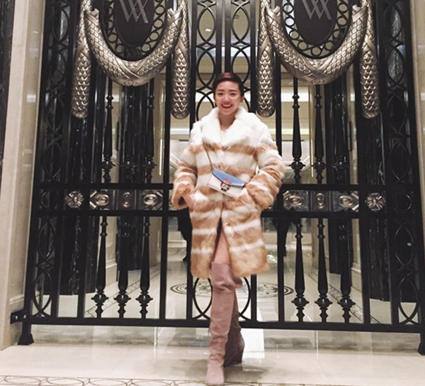 Trong tiết trời đông lạnh của Thượng Hải, Tóc Tiên vẫn 'tỏa sáng' tuyệt đối với áo khoác lông thời thượng kết hợp cùng bốt da lộn cao cổ.