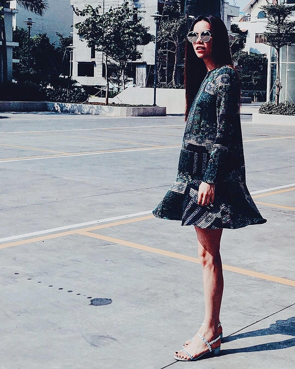 Đầm loa kèn in họa tiết ấn tượng là lựa chọn của Hồ Ngọc Hà cho buổi dạo phố ngày nắng ấm. 'Nữ hoàng giải trí' bắt cặp bộ đồ này cùng sandals màu phấn nhã nhặn, phá cách bằng mắt kính tròn độc đáo.