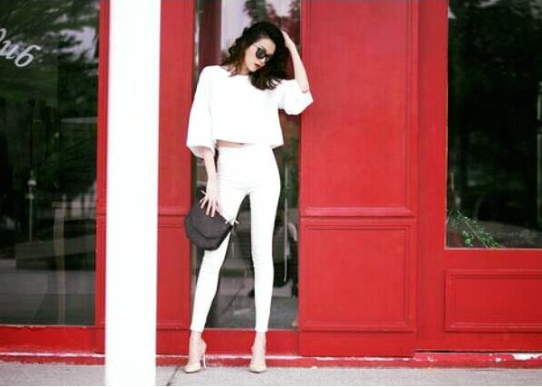 Thiều Bảo Trang chọn áo lửng và quần cạp cao tuyền trắng khéo léo khoe vóc dáng chuẩn.