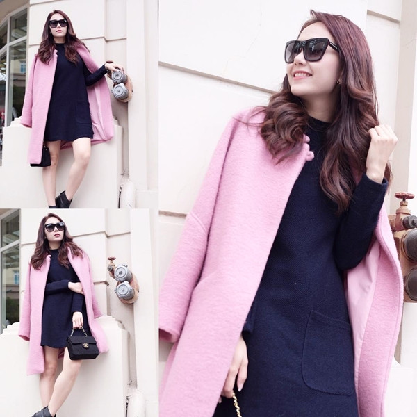 Minh Hằng ghi điểm với sự kết hợp đầm đơn sắc, màu tối cùng áo khoác dạ gam hồng tươi tắn. Phép cộng đối lập này giúp nữ ca sỹ tô đậm vẻ ngoài trẻ trung và phong cách thăng hoa hơn.