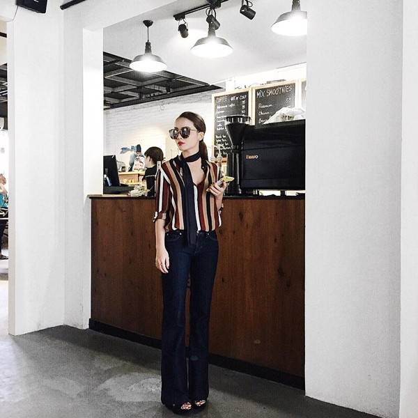 Vói phép cộng quần ống loe, sơmi kẻ và khăn quàng bản mảnh, Yến Trang 'đốn tim' các tín đồ thời trang nhờ cảm hứng retro rõ nét.