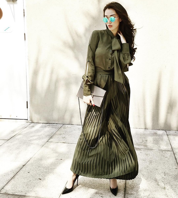Khánh My đẹp hút hồn với bộ cánh màu xanh rêu tinh tế, nhã nhặn của thương hiệu I Hate Fashion. Sơmi buộc nơ được phối ăn ý cùng chân váy xếp ly và giày cao gót mũi nhọn giúp mỹ nhân làm bật vẻ thanh lịch, sang trọng.