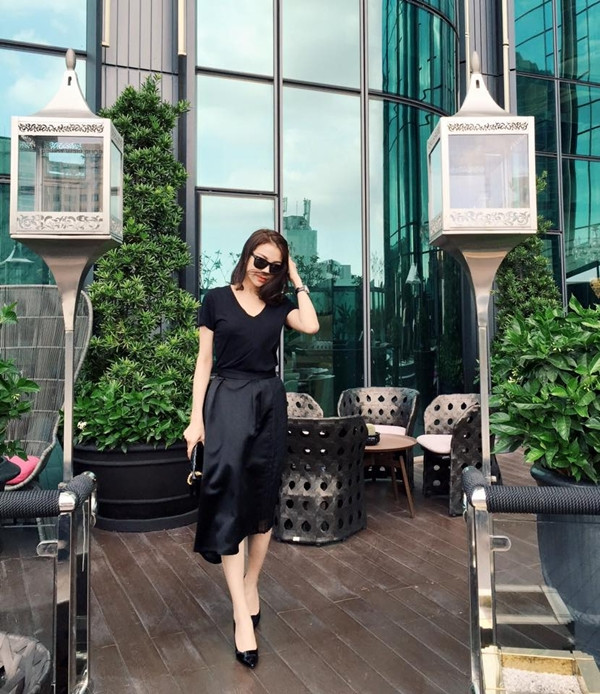 Trà Ngọc Hằng hút hồn cùng trang phục tuyền đen. Người đẹp phối áo thun cùng chân váy dài qua bắp chân tạo điểm nhấn eo, tôn vóc dáng nuột nà và vẻ yêu kiều quen thuộc.