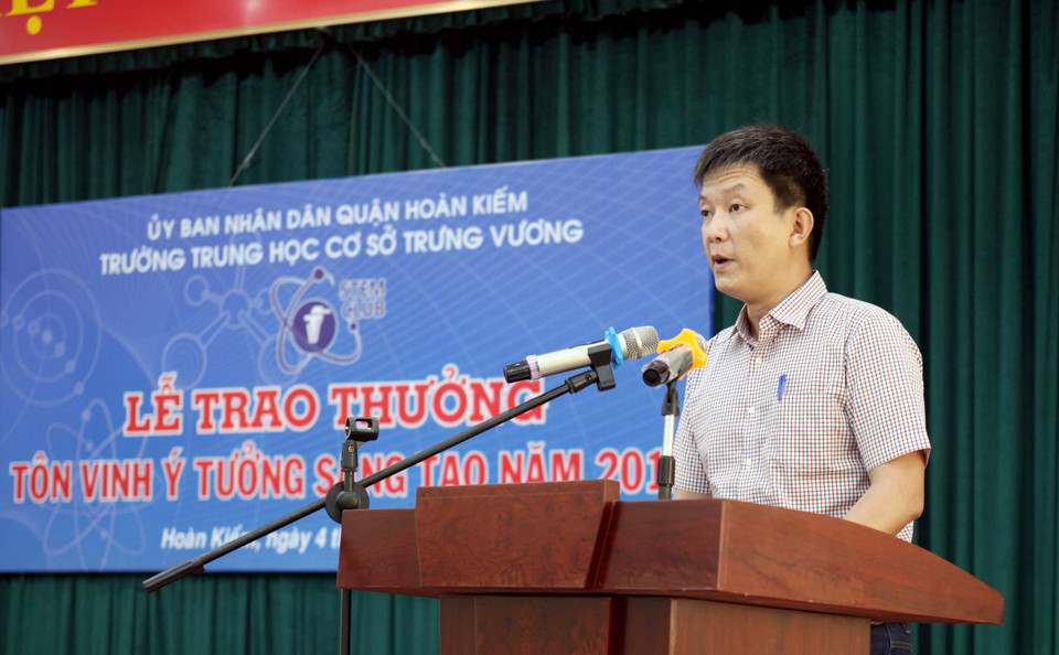 Ông Ngô Việt Thắng, đại diện Cục Sở hữu trí tuệ nhấn mạnh: “Các sản phẩm sáng tạo của các em như máy tưới cây, máy lau bảng, máy ấp trứng,.. có thể chưa thực sự hoàn chỉnh về góc độ thương mại nhưng đã cho thấy sức sáng tạo của thầy cô và các em học sinh là đầy tiềm năng.” (Ảnh: Doãn Đức/Vietnam+)