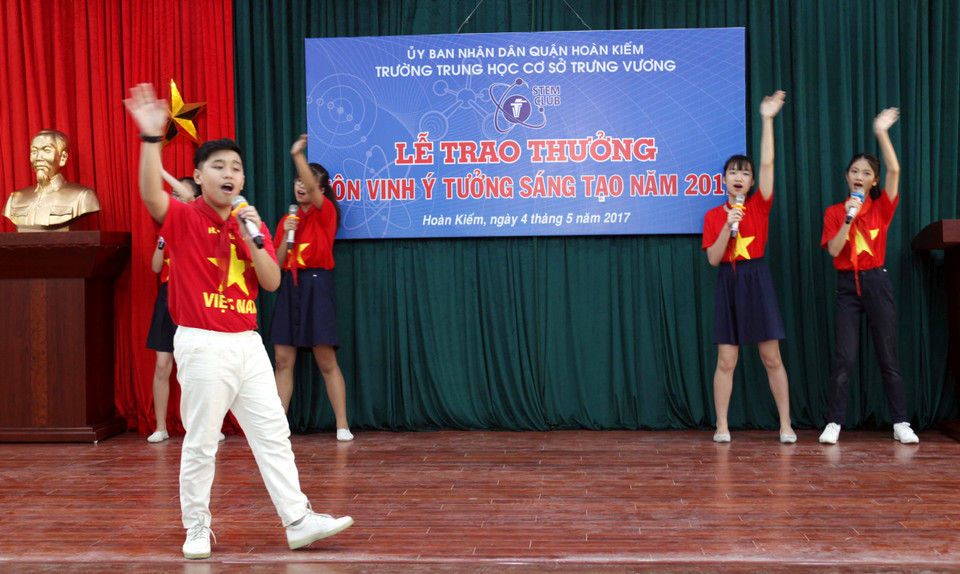 Tiết mục văn nghệ của học sinh trường Trung học cơ sở Trưng Vương (Hà Nội). (Ảnh: Doãn Đức/Vietnam+)