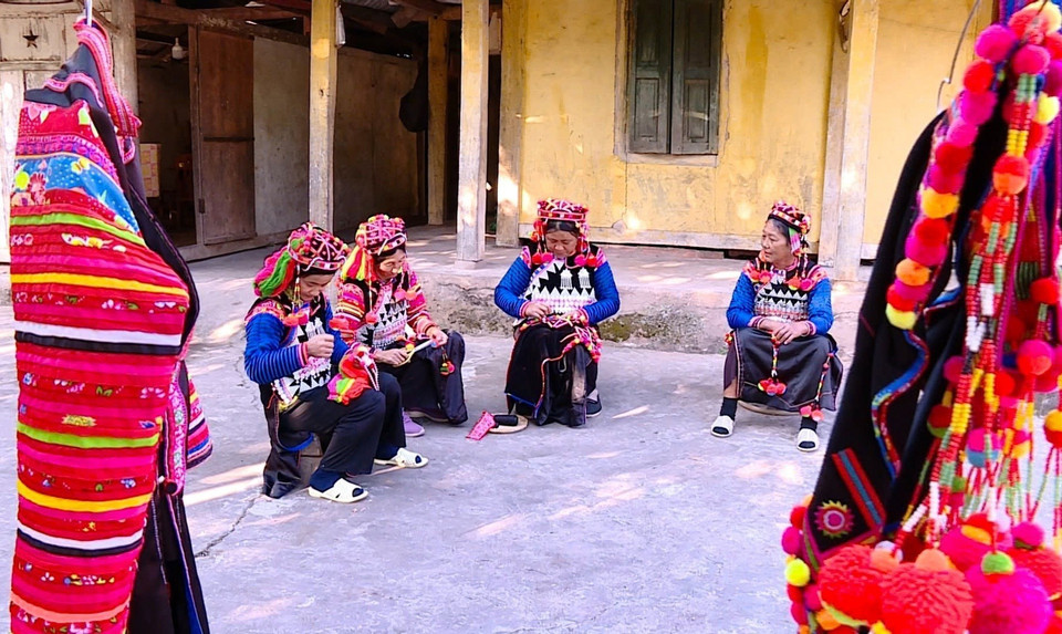 Phụ nữ Hà Nhì quây quần thêu may trang phục chuẩn bị đón Tết. (Ảnh: TTXVN phát)