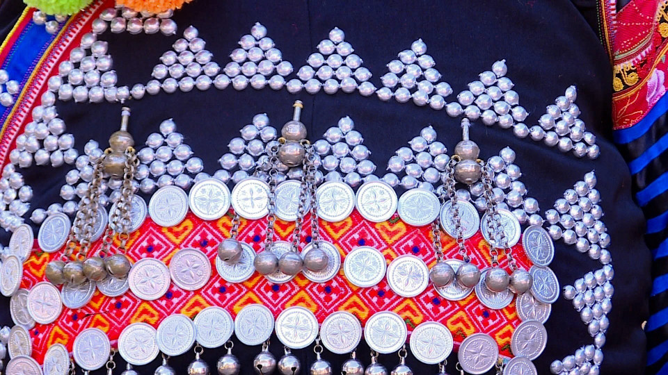 Các họa tiết được thêu may cùng với trang sức bạc được gắn trên áo của phụ nữ Hà Nhì. (Ảnh: TTXVN phát)