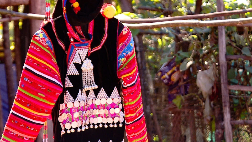 Áo của phụ nữ Hà Nhì là trang phục cần nhiều thời gian và công sức nhất để làm ra. (Ảnh: TTXVN phát)