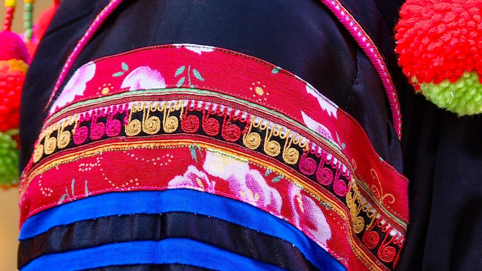 Những họa tiết bên bả vai áo của người phụ nữ Hà Nhì. (Ảnh: TTXVN phát)