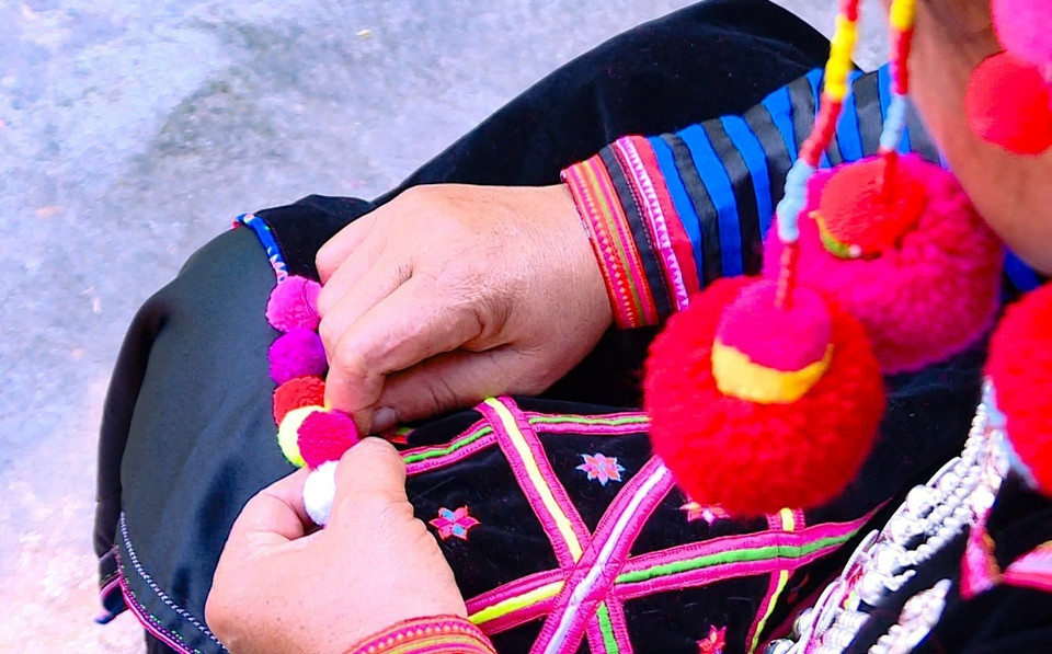 Mỗi bộ trang phục Hà Nhì rất nhiều họa tiết đòi hỏi người thêu may phải rất tỉ mỉ. Với sự tài hoa trong nghệ thuật thêu, can, ghép vải trên trang phục với những gam màu tươi sáng khác nhau nổi bật trên nền vải chàm đen cùng những vật trang trí nhiều màu sắc, người Hà Nhì tạo ra nét độc đáo riêng cho trang phục truyền thống của dân tộc mình. (Ảnh: TTXVN phát)