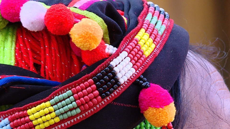 Những họa tiết sặc sỡ trên mũ đội đầu của phụ nữ Hà Nhì. (Ảnh: TTXVN phát)