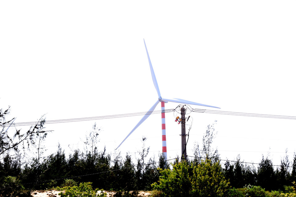 Từ Quy Nhơn, đi qua cầu vượt biển Thị Nại có thể thấy thấp thoáng các trụ quạt gió khổng lồ từ phía xa. (Ảnh: Ngọc Duy/Vietnam+)