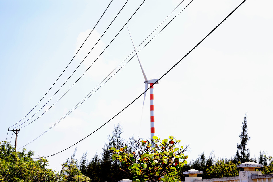 "Cột gió" thuộc Công ty Phong Điện Phương Mai. (Ảnh: Ngọc Duy/Vietnam+)