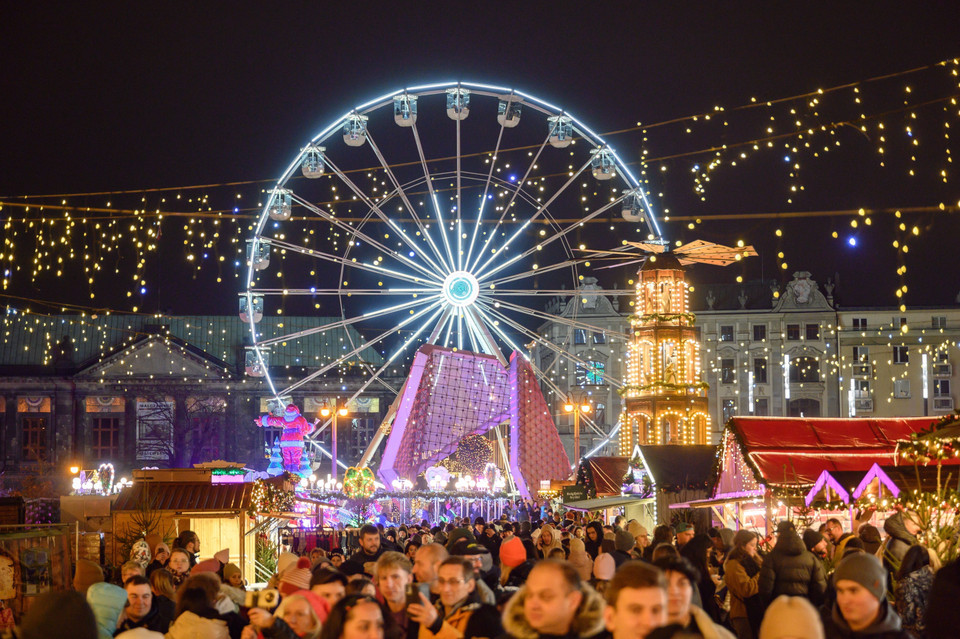 Người dân thăm chợ Giáng sinh tại Poznan (Ba Lan). (Ảnh: PAP/TTXVN)