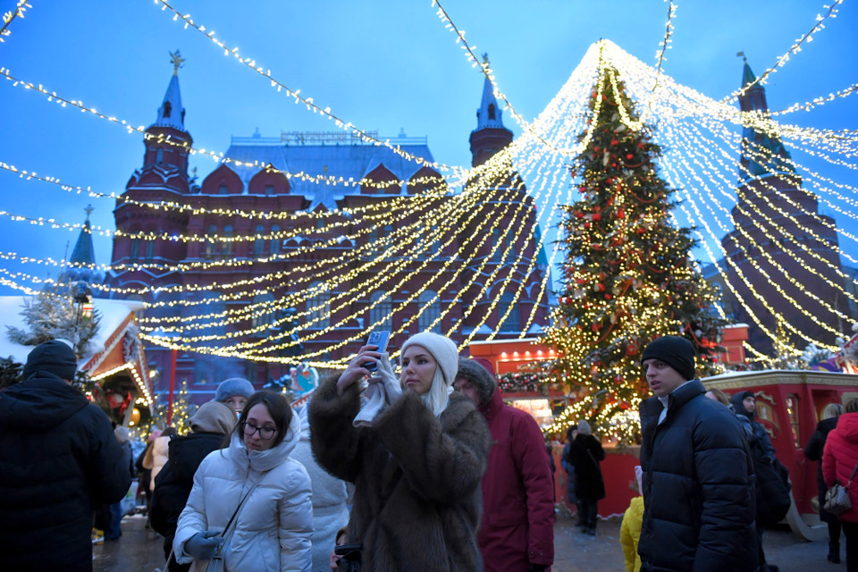 Đường phố được trang hoàng đón Giáng sinh và Năm mới tại Moskva (Nga). (Ảnh: THX/TTXVN)