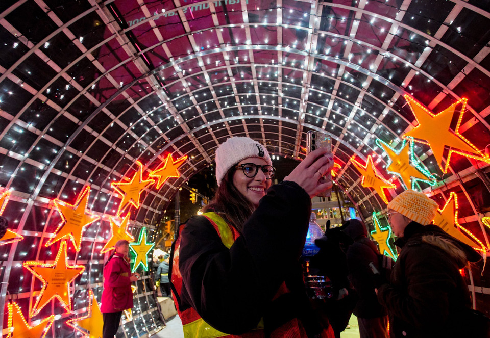 Đường phố được trang hoàng rực rỡ đón Giáng sinh tại Vancouver, British Columbia (Canada). (Ảnh: THX/TTXVN)