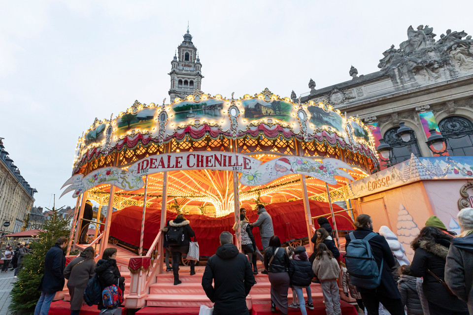 Người dân thăm chợ Giáng sinh ở Lille (Pháp). (Ảnh: THX/TTXVN)