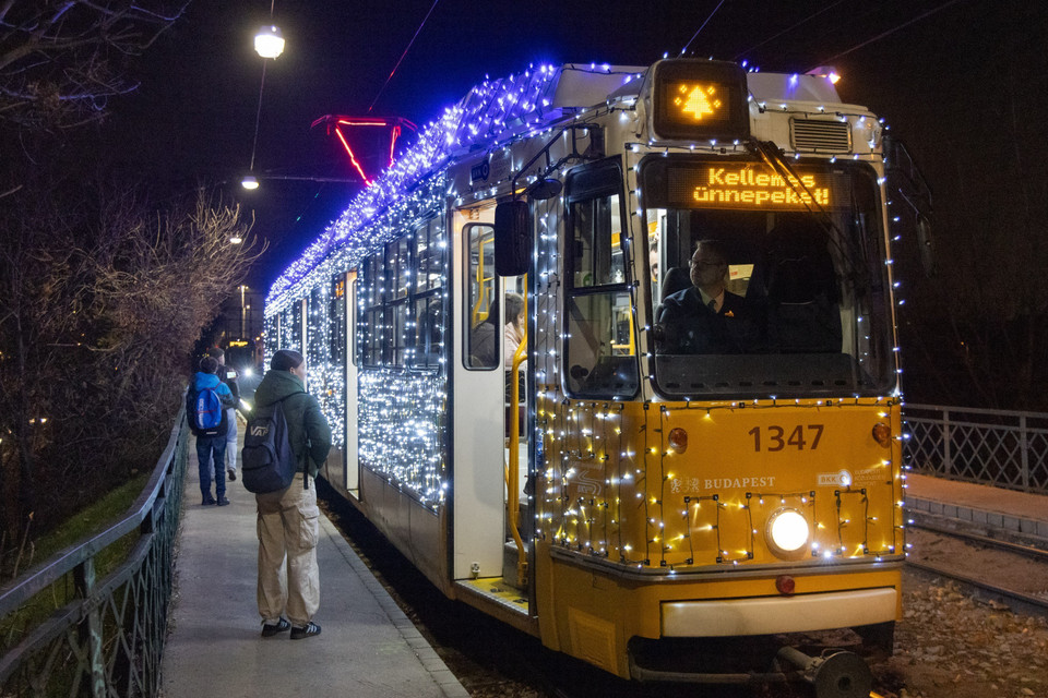 Tàu điện được trang hoàng rực rỡ đón Giáng sinh tại Budapest (Hungary). (Ảnh: THX/TTXVN)