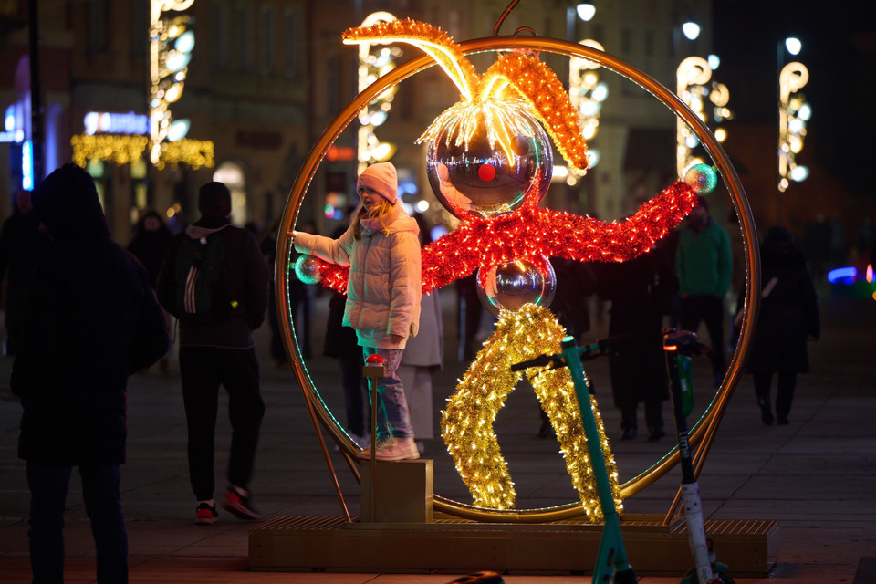 Đường phố được trang hoàng lung linh tại Vacsava (Ba Lan). (Ảnh: THX/TTXVN)